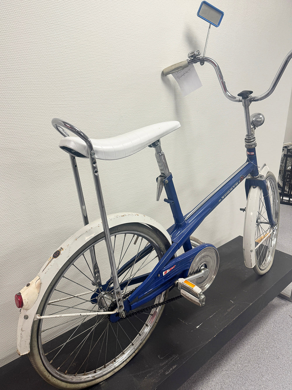 Sparta har et sidespeil og en bakoverlent sittestilling.