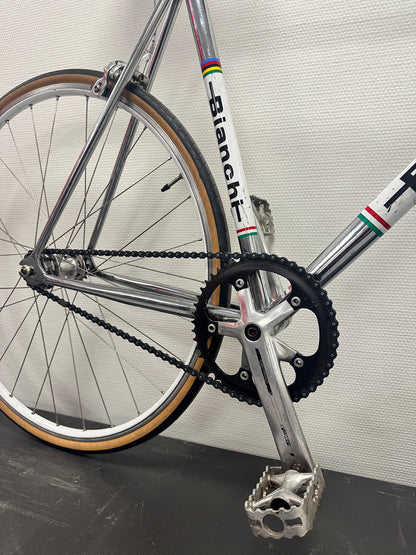 Enkelt og vedlikeholdsfritt design på Bianchi Pista.