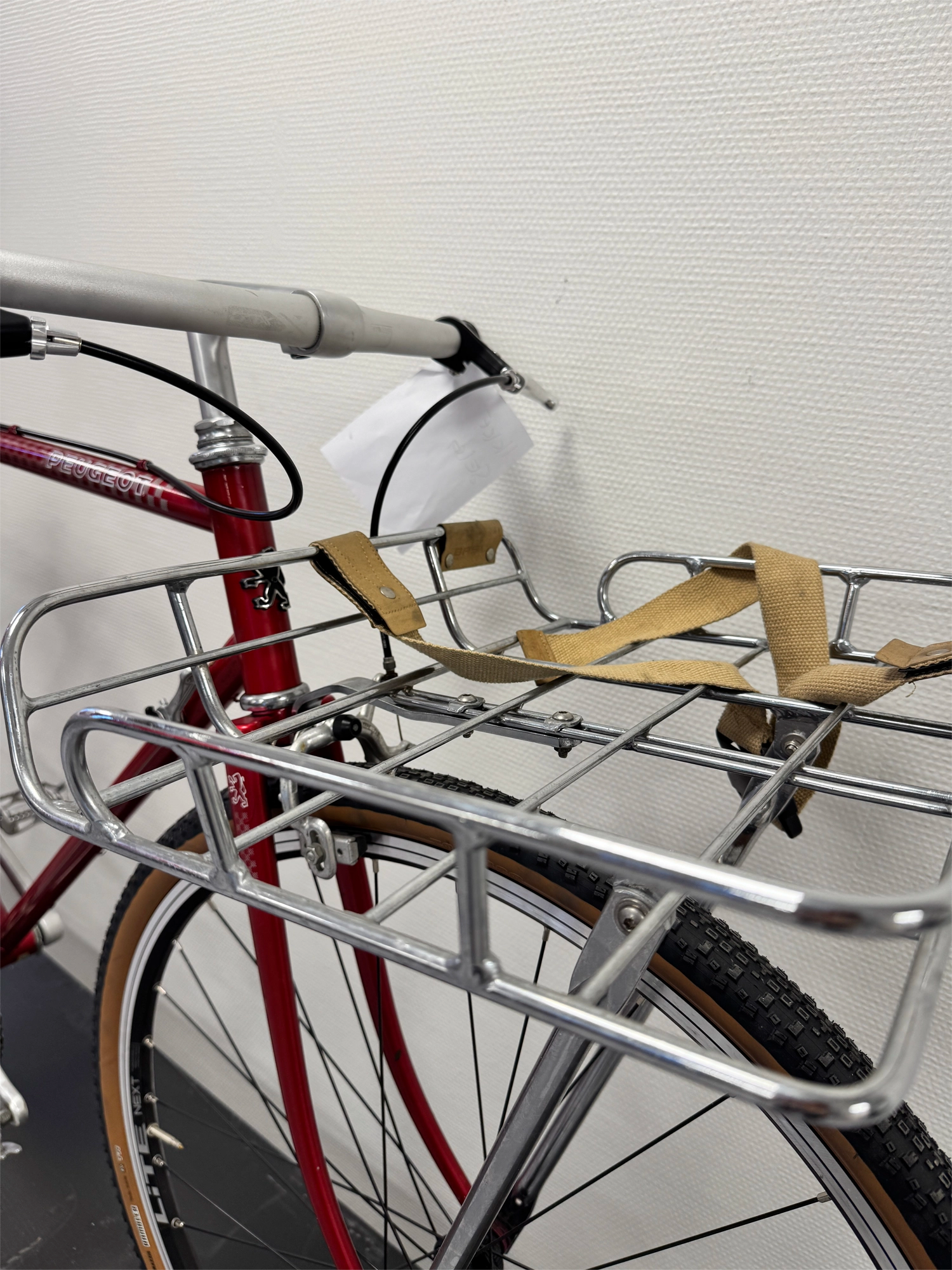 Peugeot 103, vintage bysykkel, leveres med basil front basket.